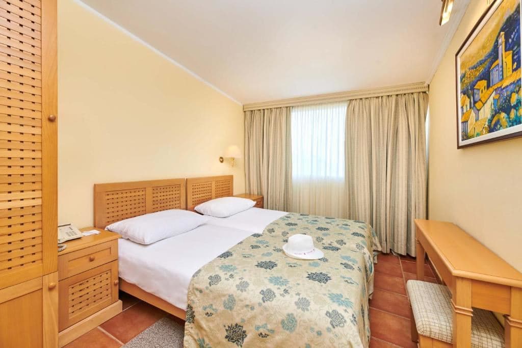rooms-2-bedroom-apartment-park-view-balcony