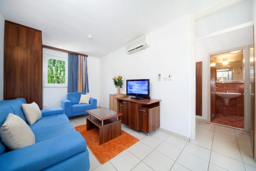 rooms-familyroom-balcony-or-terrace