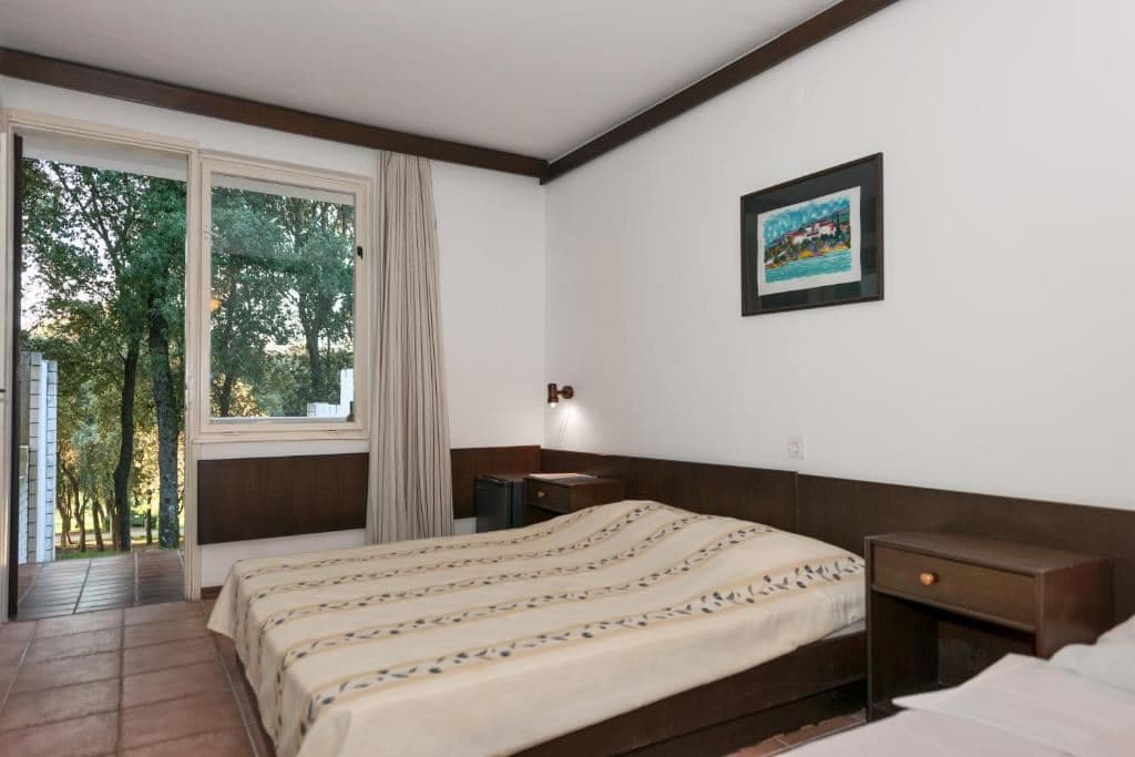 rooms-triple-standard-room-balcony-or-terrace