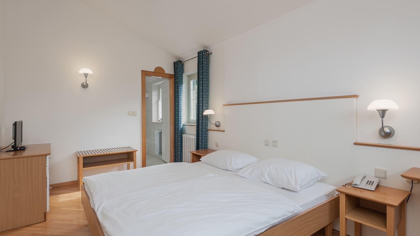 rooms-double-classic-room-sea-side-balcony