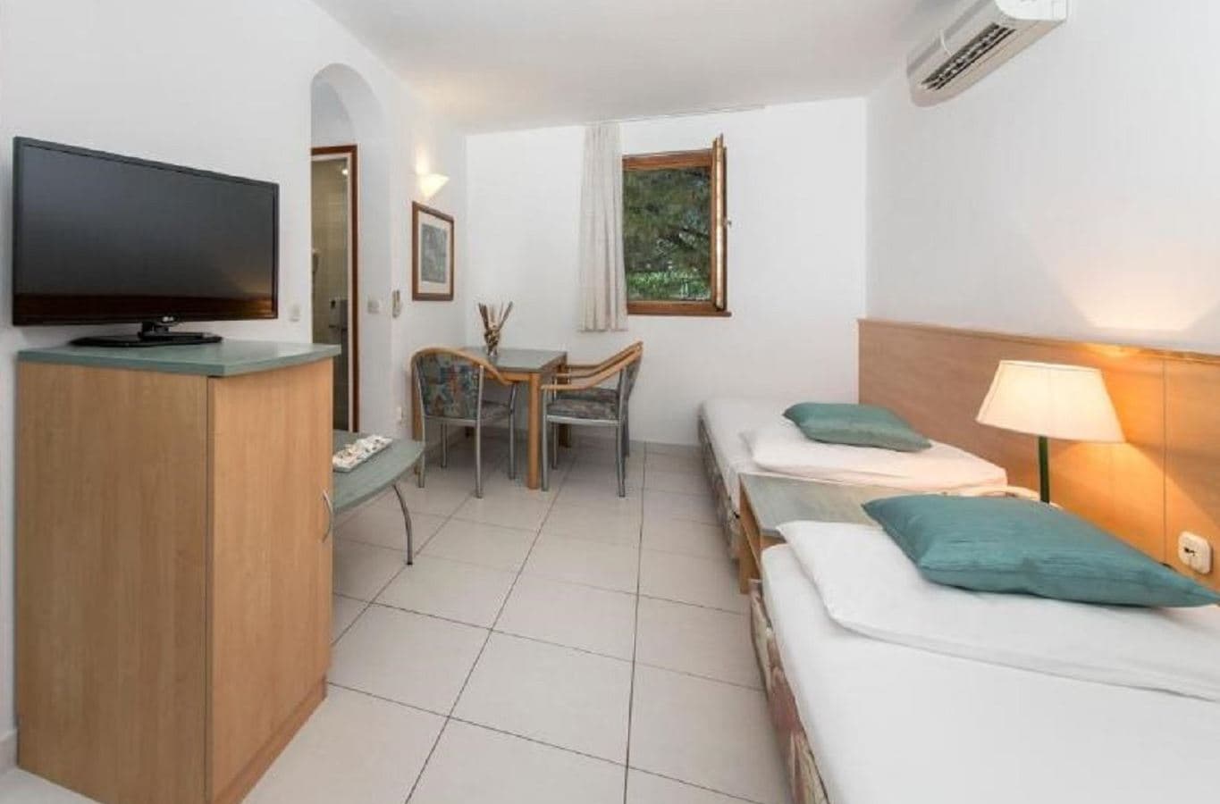 rooms-familyroom-balcony-or-terrace