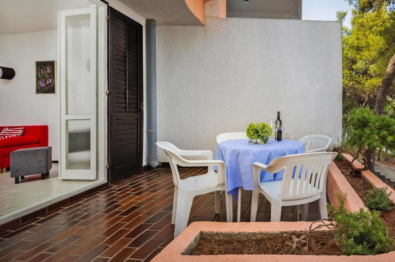 rooms-1-bedroom-deluxe-apartment-seaside-balcony-or-terrace