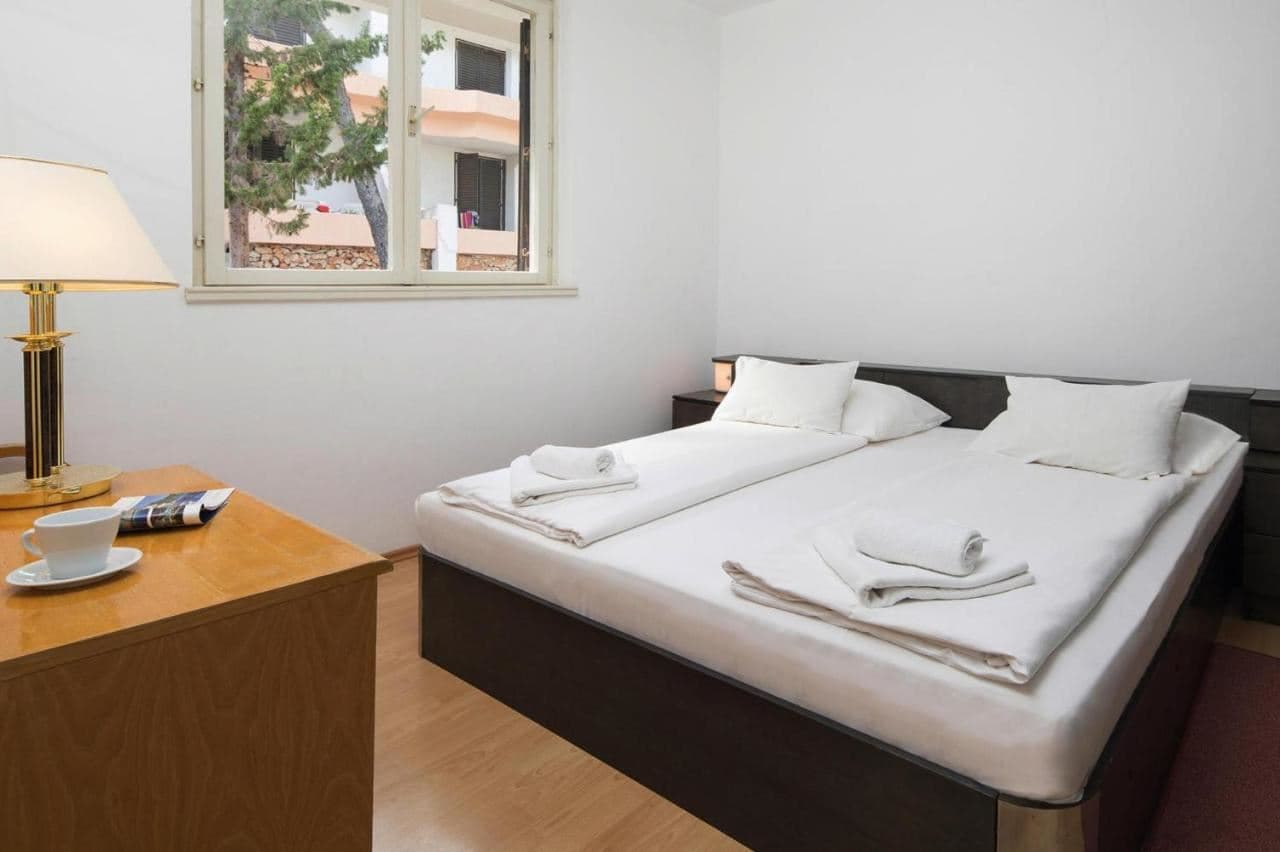 rooms-2-bedroom-deluxe-apartment-seaside-balcony-or-terrace