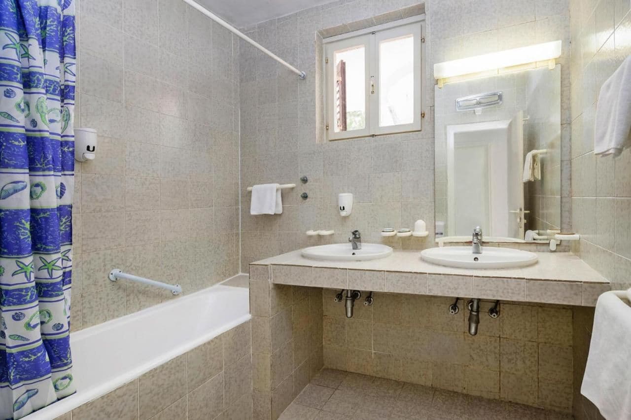 rooms-2-bedroom-deluxe-apartment-seaside-balcony-or-terrace
