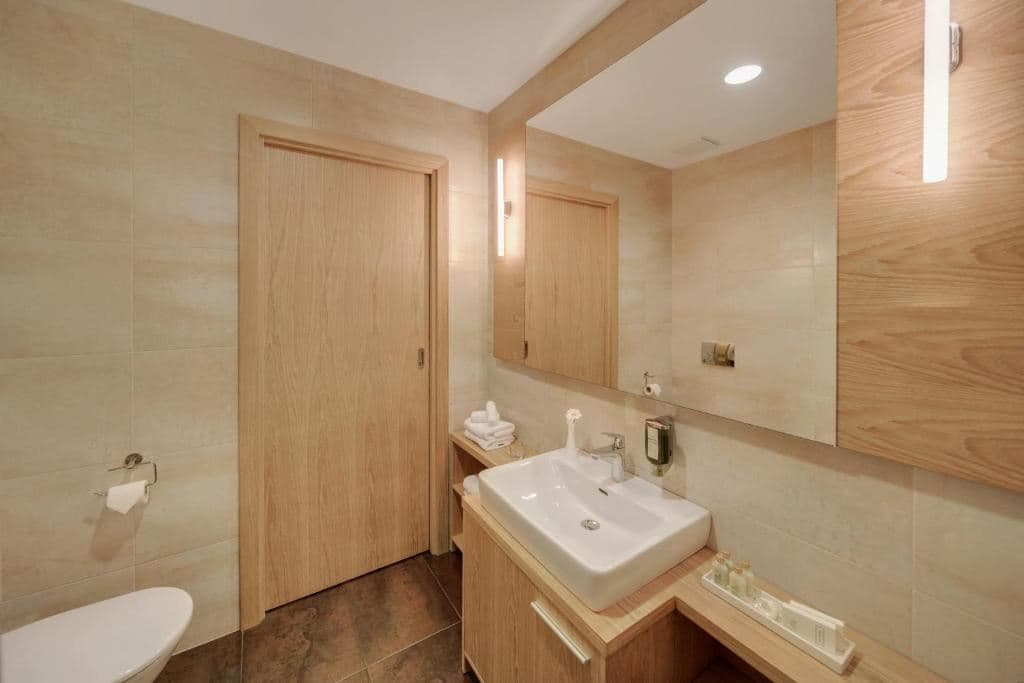 rooms-standard-room-cityview-balcony