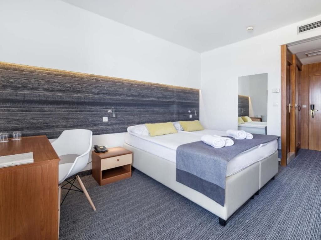 rooms-double-room-balcony-economy
