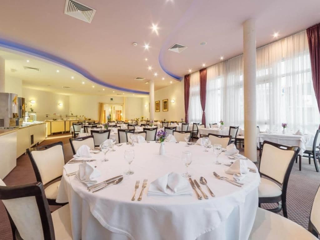 restaurants-restaurant