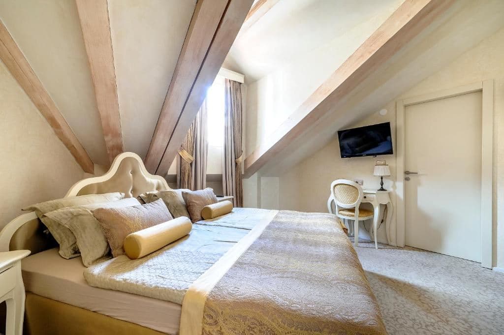 rooms-classic-room