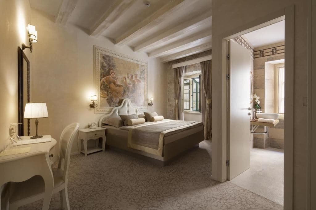 rooms-superior-room