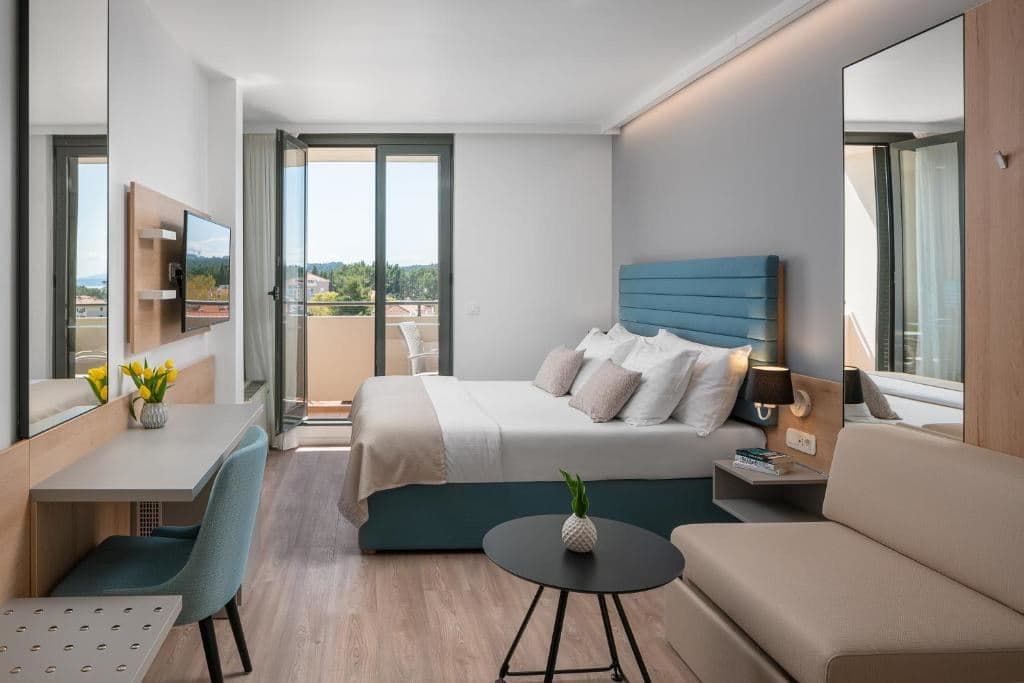 rooms-superior-familyroom-seaside-balcony