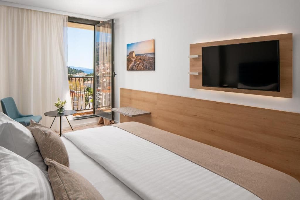rooms-superior-familyroom-seaside-balcony