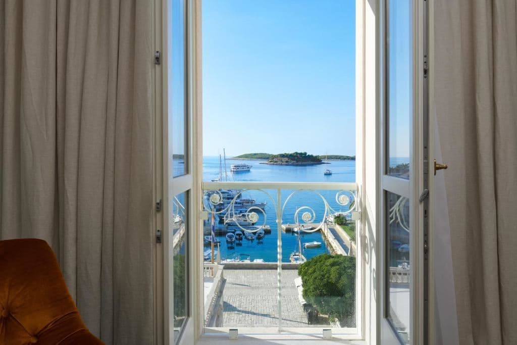 rooms-premium-room-seaview-balcony