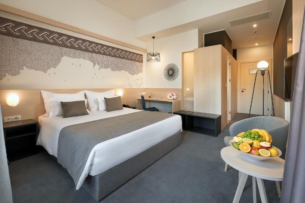 rooms-deluxe-room-balcony