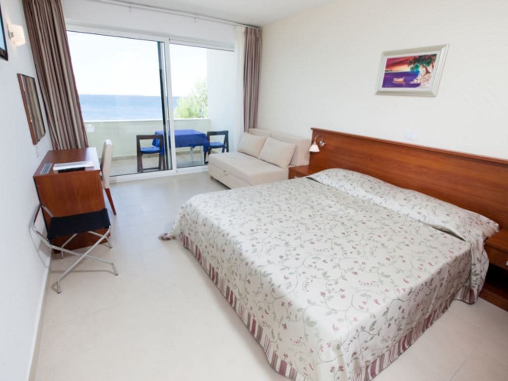 rooms-room-seaview-balcony