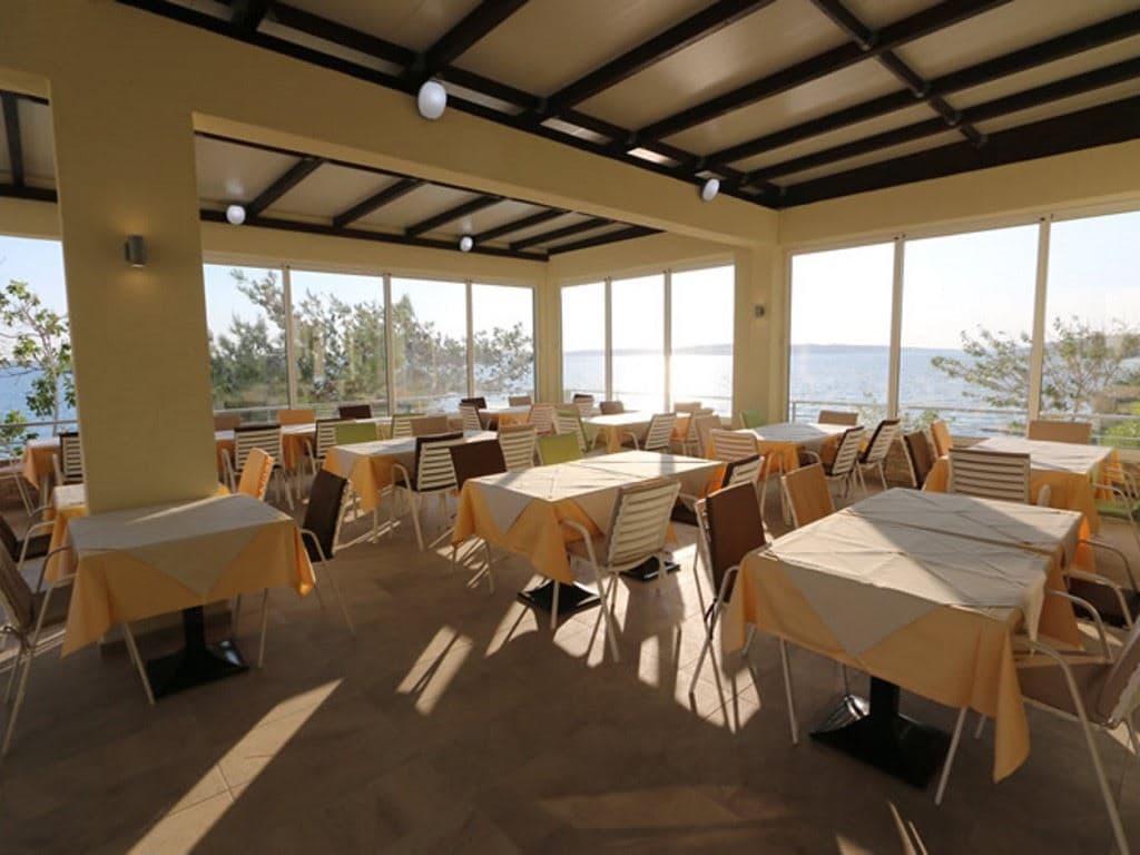 restaurants-restaurant