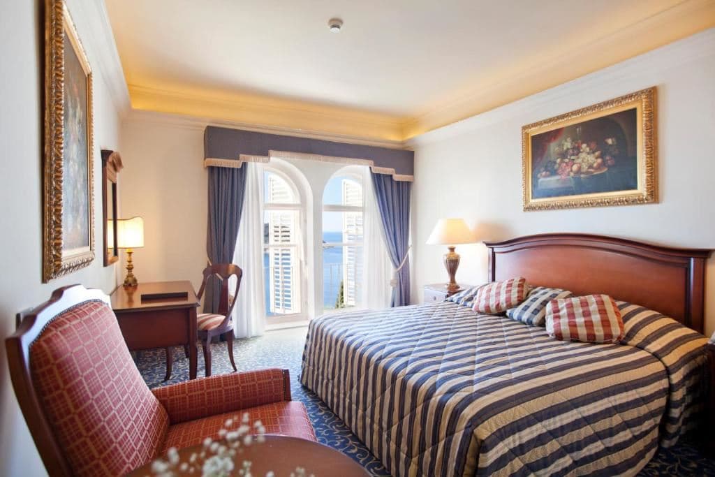 rooms-classic-room