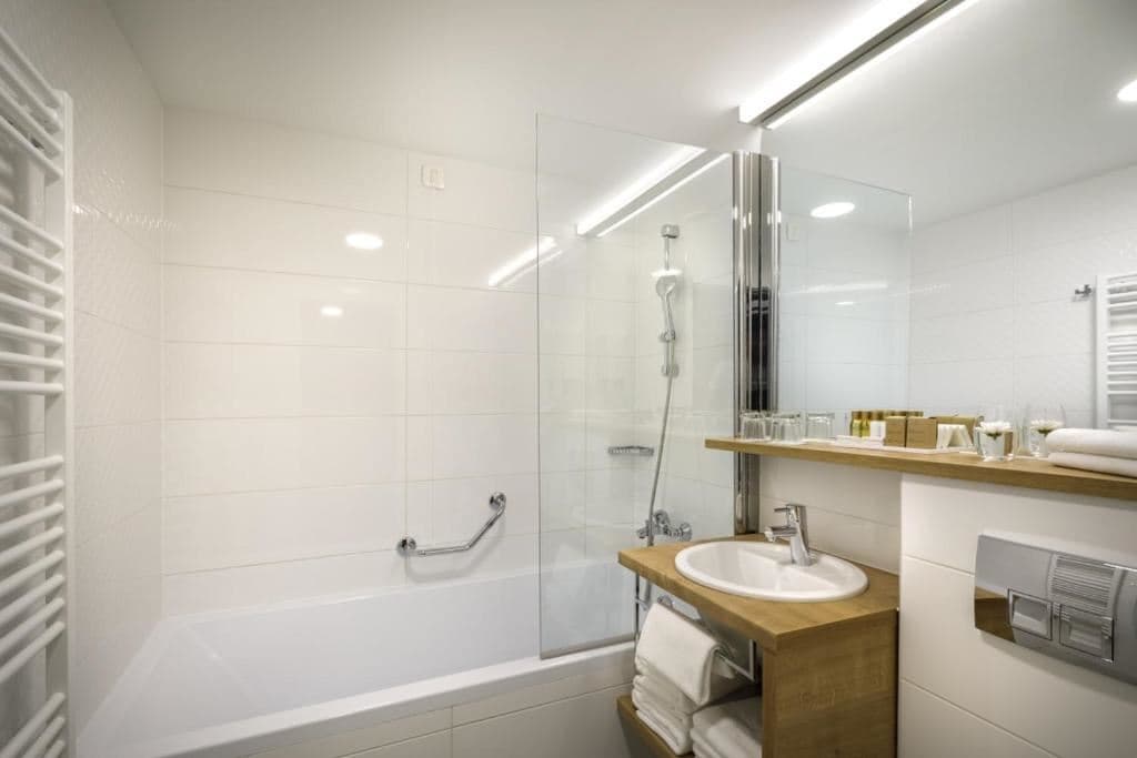 rooms-standard-familyroom-balcony