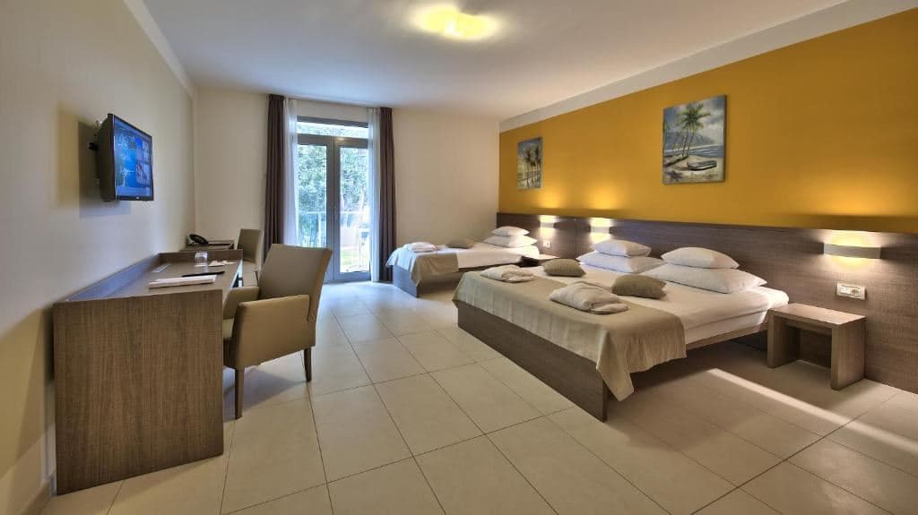 rooms-standard-familyroom-seaside-balcony-or-terrace