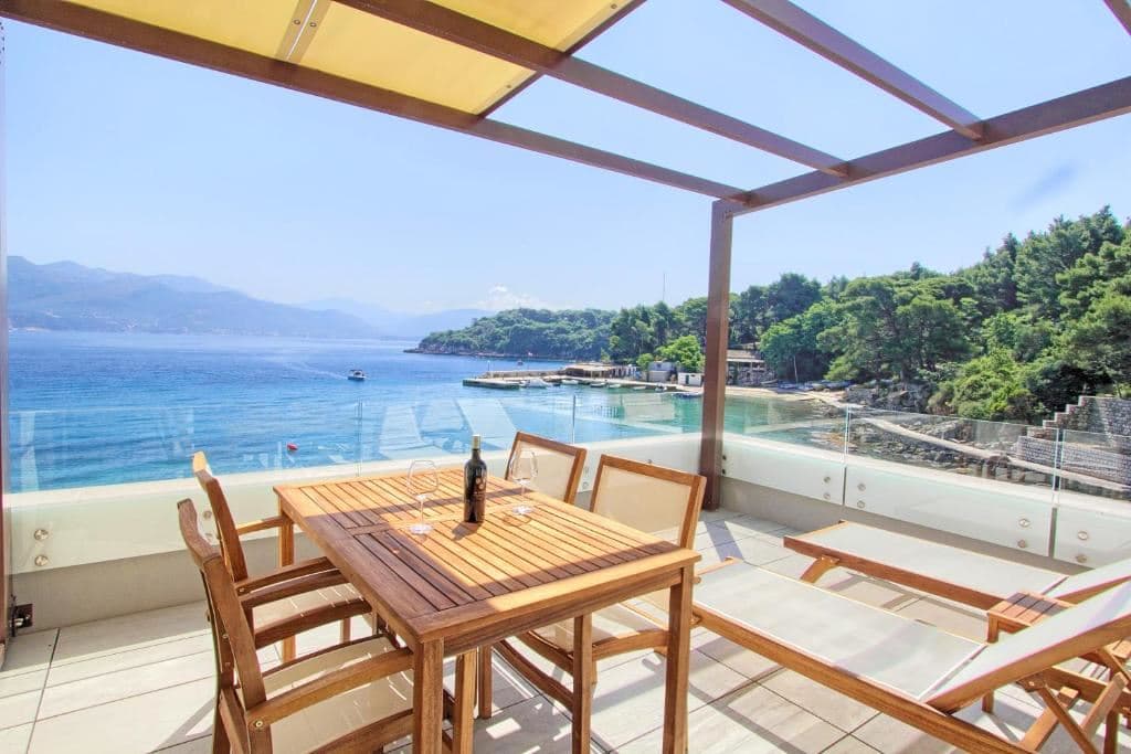 rooms-1-bedroom-premium-suite-seaview-balcony
