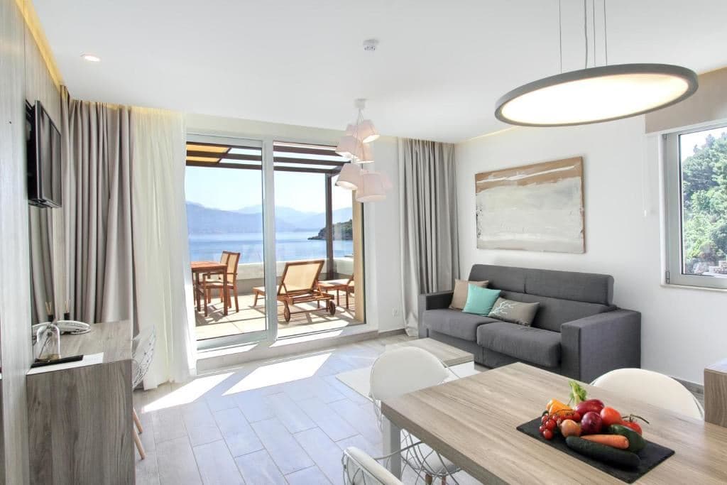 rooms-1-bedroom-premium-suite-seaview-balcony