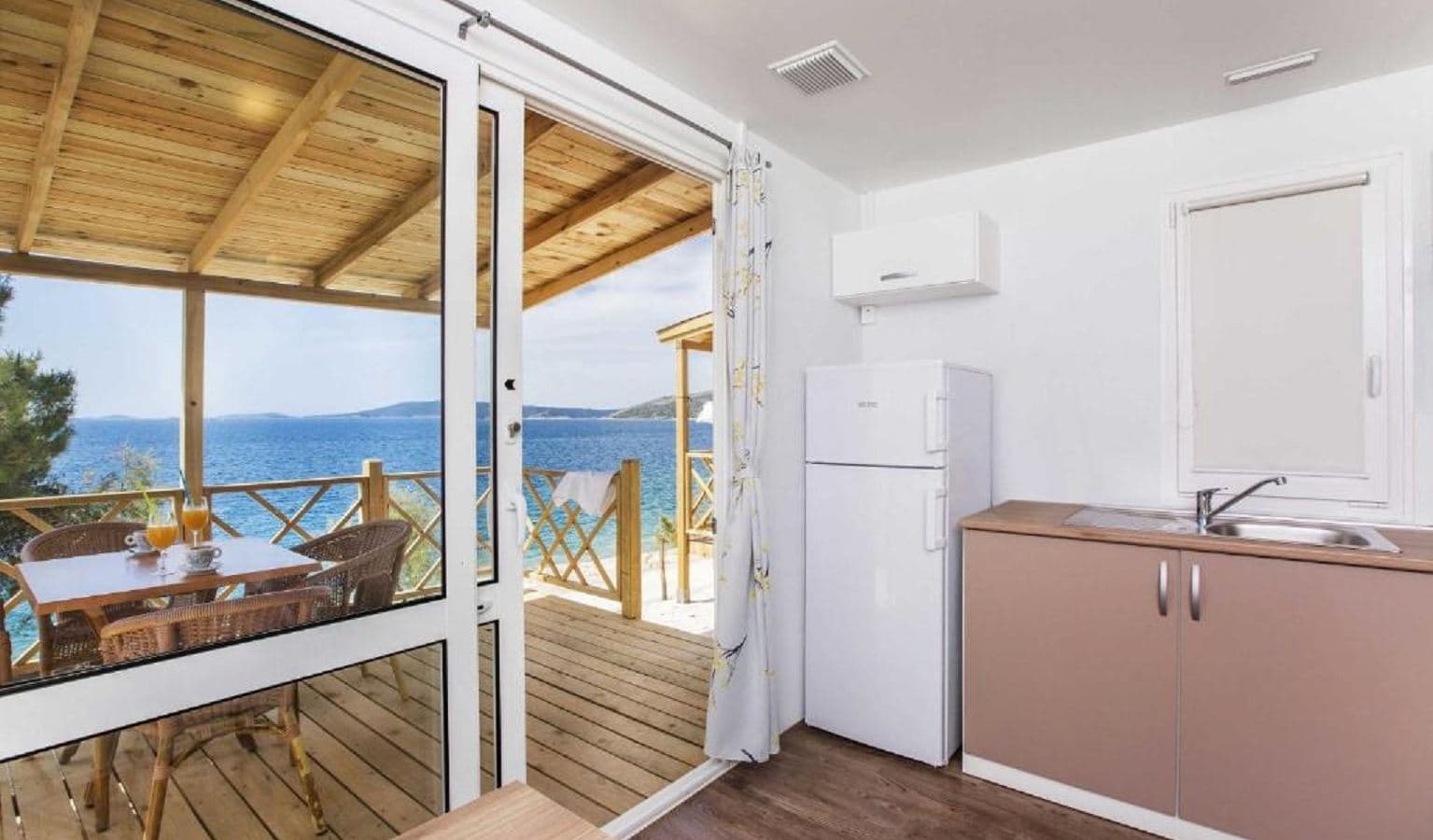 rooms-2-bedroom-superior-mobilehome-seaview-terrace