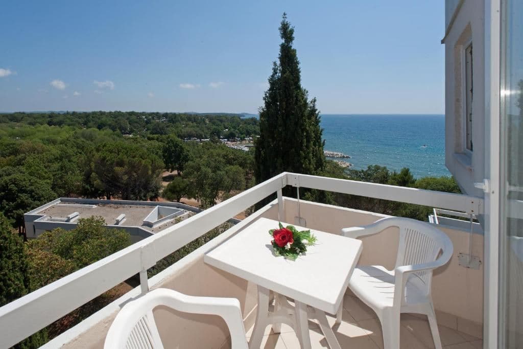 rooms-double-classic-room-seaside-balcony