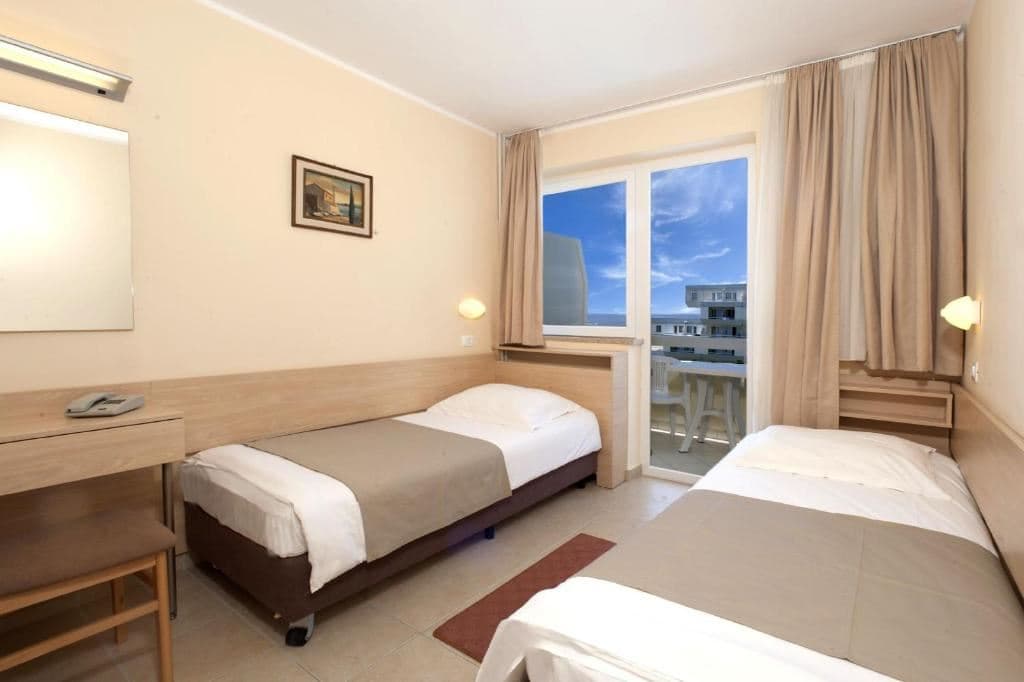 rooms-twin-classic-room-seaside-balcony