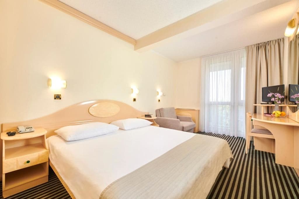 rooms-double-classic-room-seaside-balcony