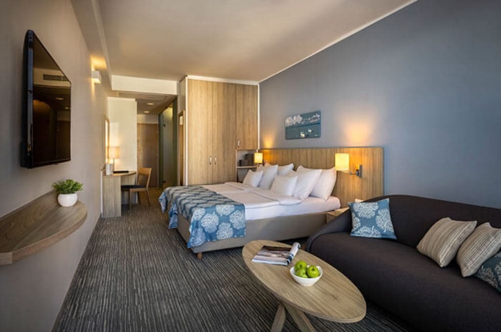rooms-standard-familyroom-seaview-balcony