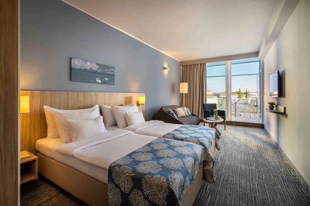 rooms-standard-familyroom-seaview-balcony