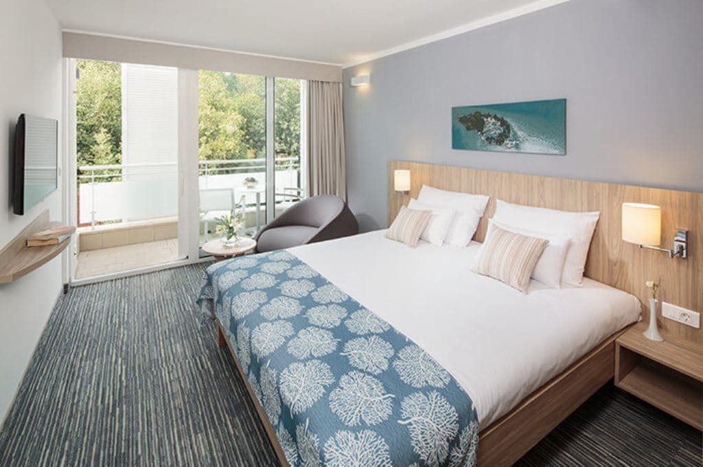 rooms-triple-superior-room-seaview-balcony