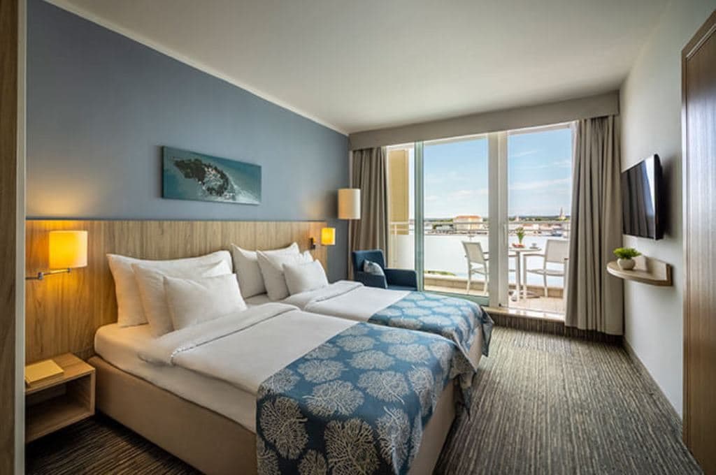rooms-single-wchild-superior-room-park-view-balcony
