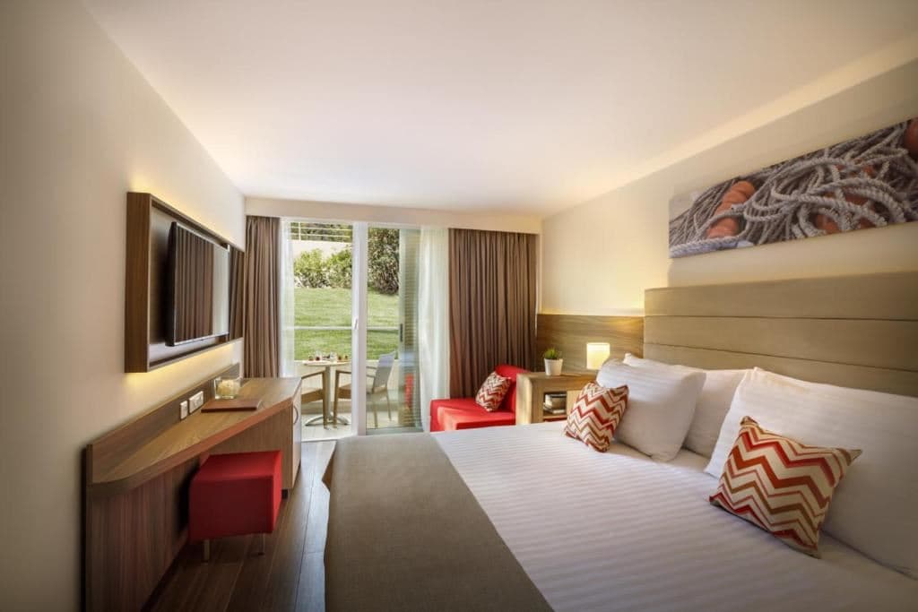 rooms-triple-superior-room-balcony