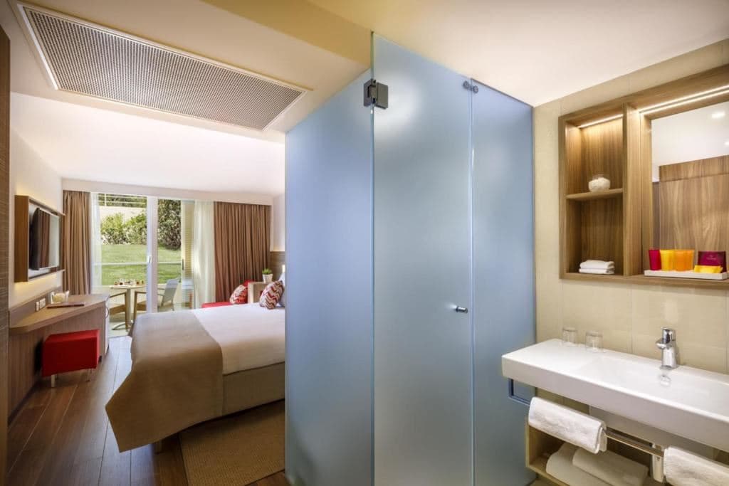 rooms-triple-superior-room-balcony