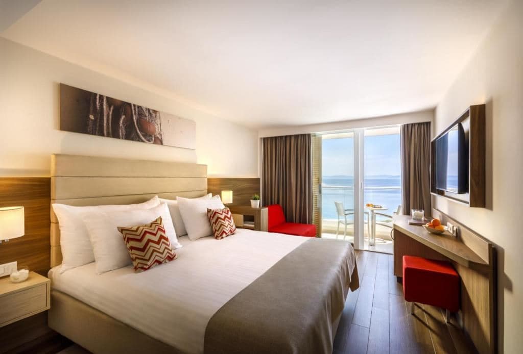 rooms-triple-superior-room-sea-view-balcony
