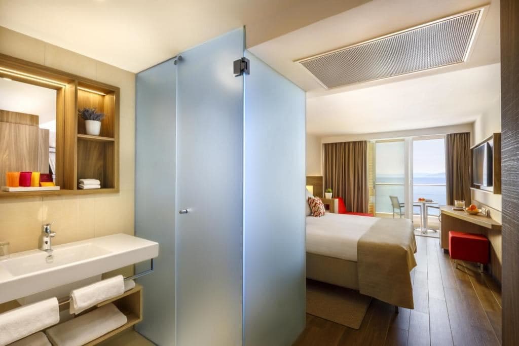 rooms-triple-superior-room-sea-view-balcony