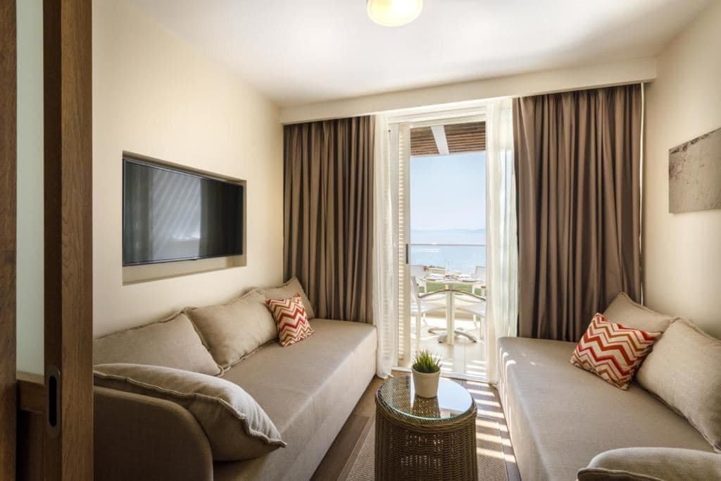rooms-standard-family-room-sea-view-balcony