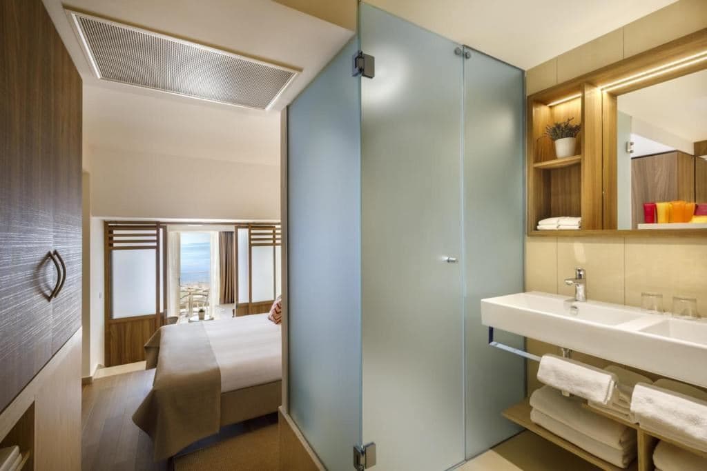 rooms-standard-family-room-sea-view-balcony