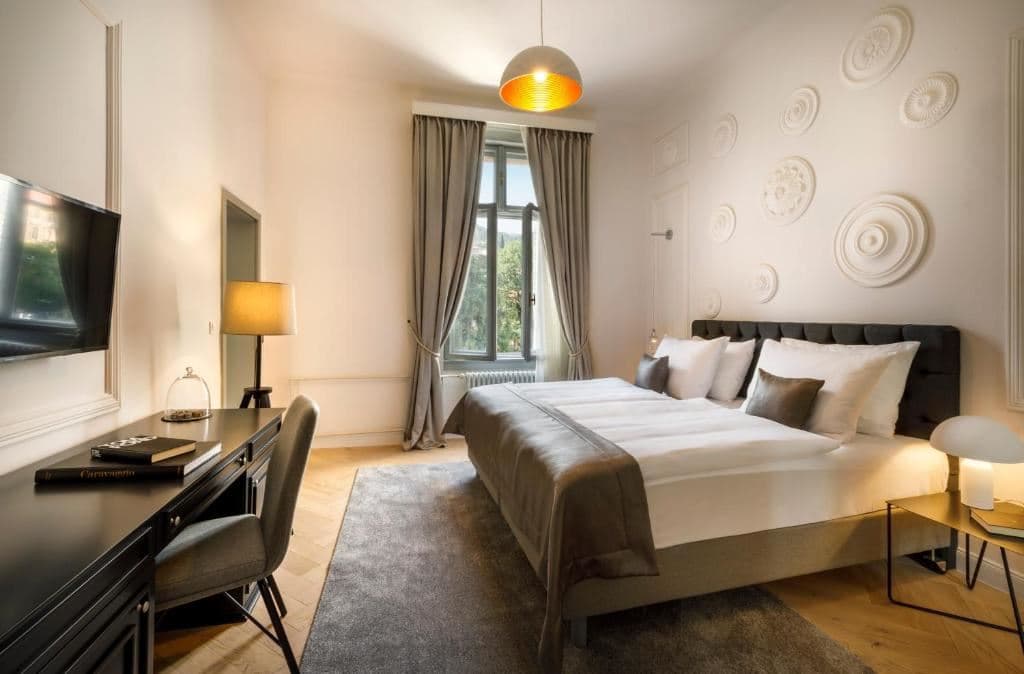 rooms-superior-room