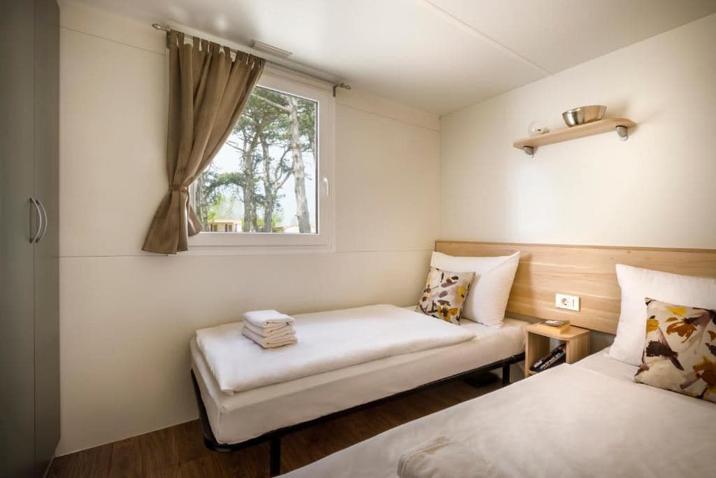 rooms-2-bedroom-superior-mobilehome-terrace