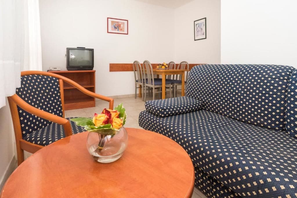 rooms-1-bedroom-apartment-balcony-economy
