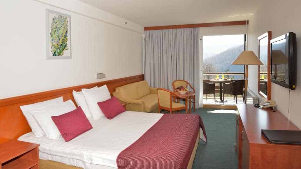 rooms-double-superior-room-lakeside-balcony
