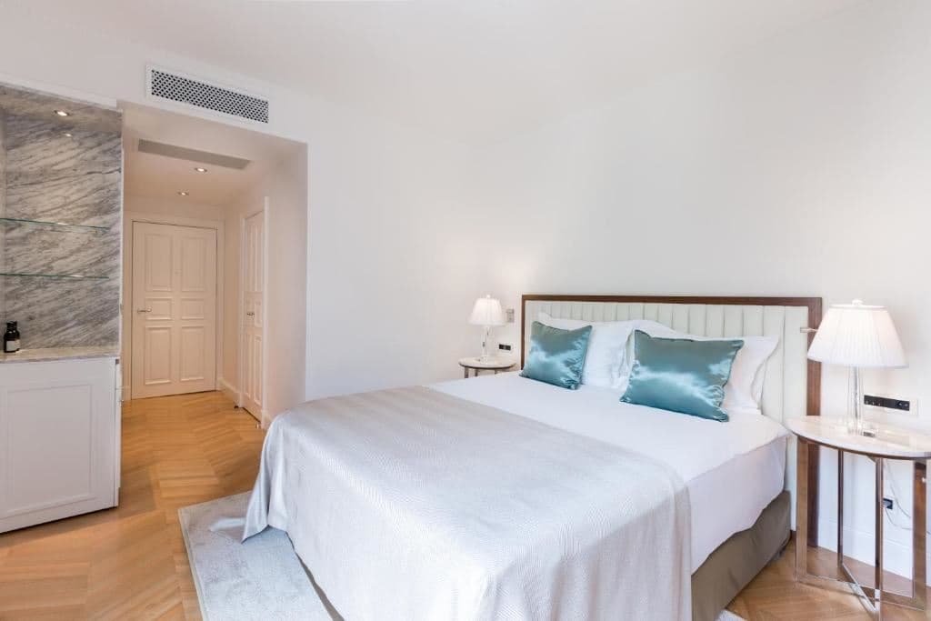 rooms-superior-room-french-balcony