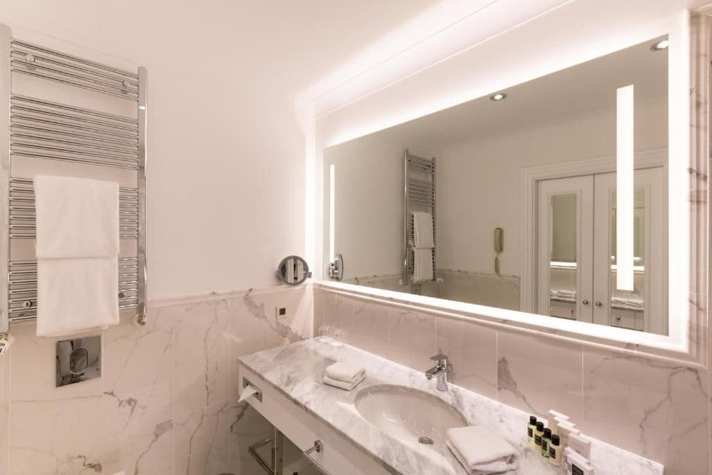 rooms-superior-room-french-balcony