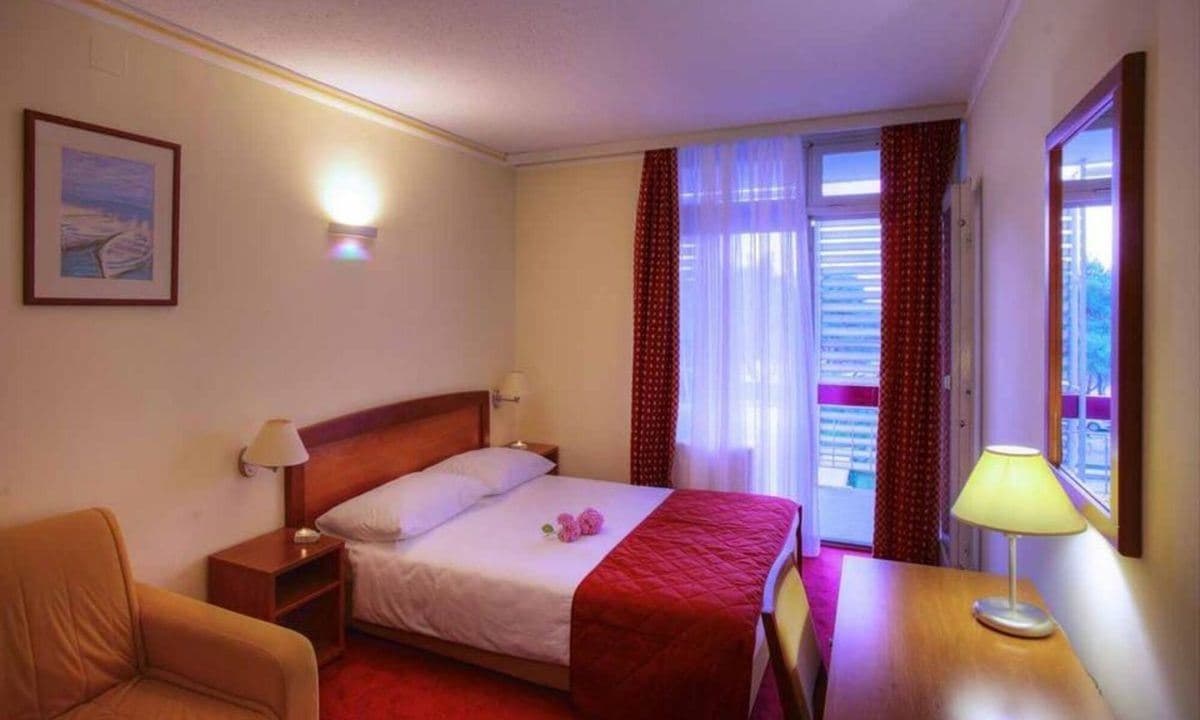 rooms-triple-room-gardenview-balcony