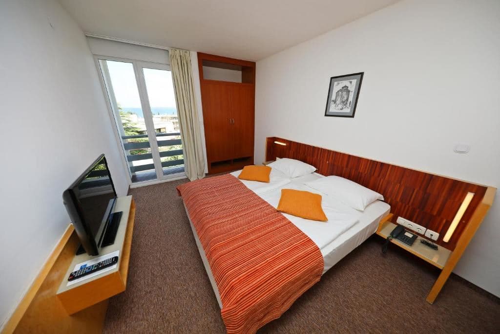 rooms-room-economy