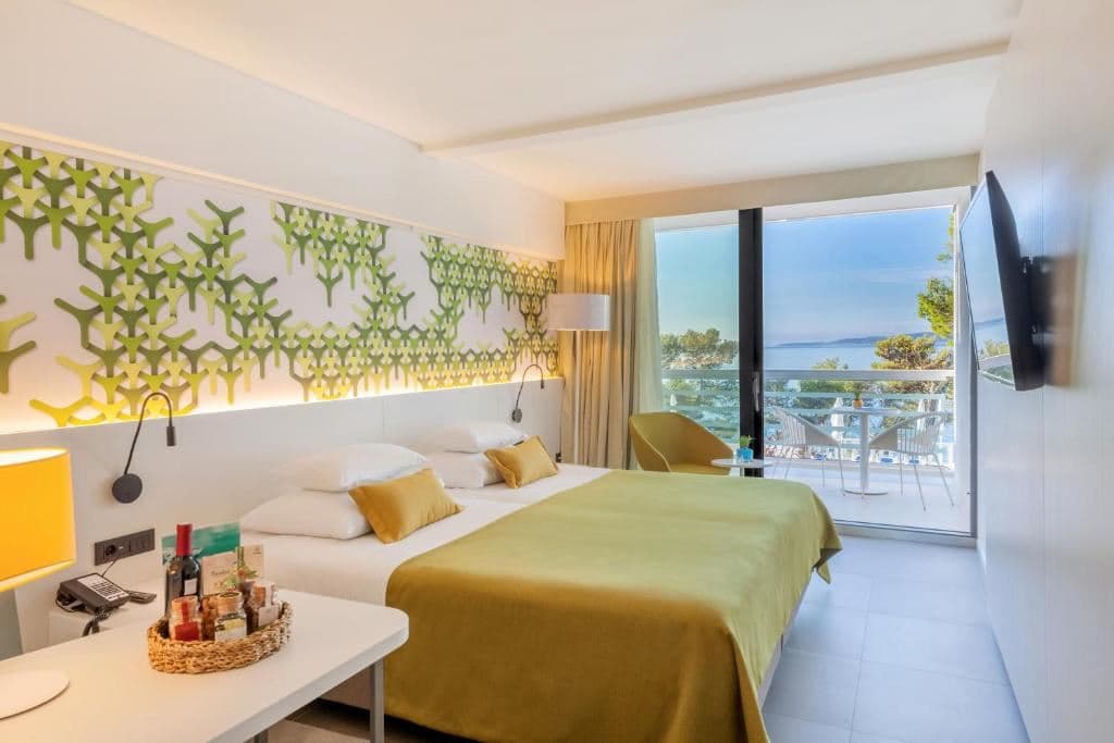 rooms-single-wchild-standard-room-seaside-balcony