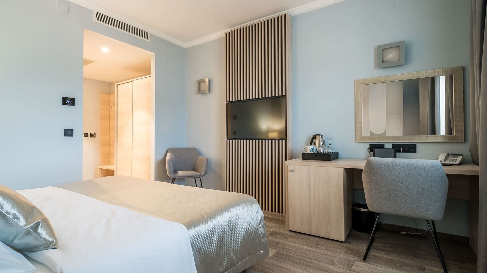 rooms-room-balcony