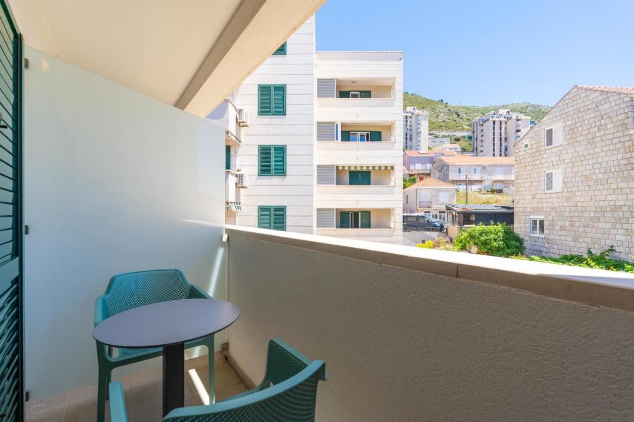 rooms-room-balcony