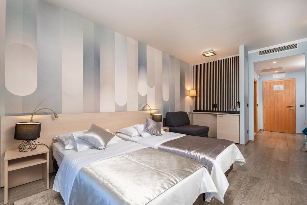 rooms-room-balcony